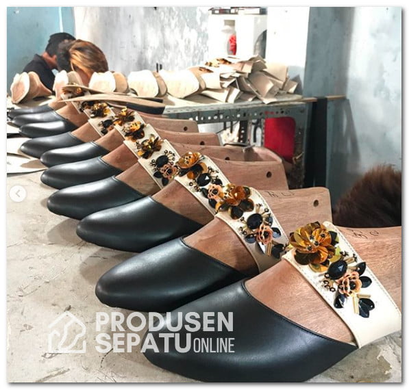 Produksi Massal Sepatu Payet Wanita