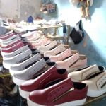 Proses Pembuatan Sepatu Sneakers Wanita