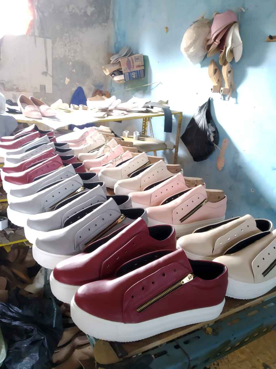 Proses Pembuatan Sepatu Sneakers Wanita