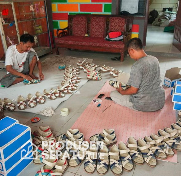 Proses-finishing-quality-control-produk-sandal-custom-handmade-yang-lucu