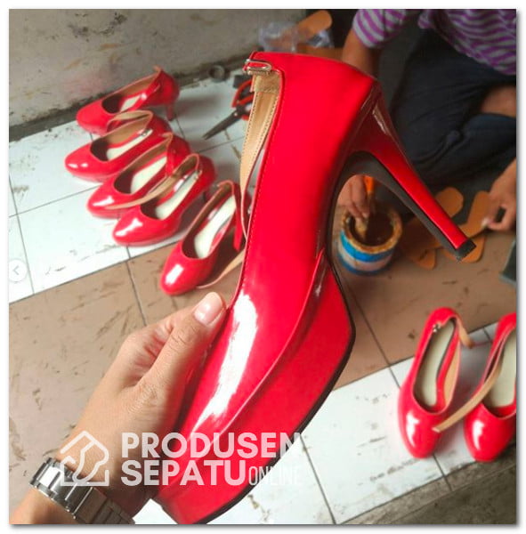Sepatu Highheels Merah untuk Wanita