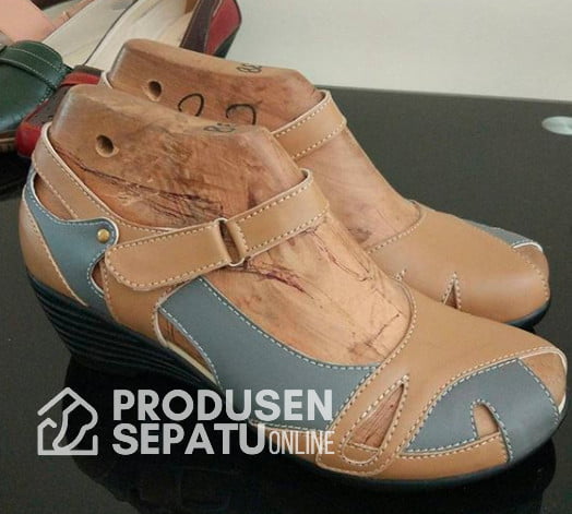 Sepatu Sandal Wedges Wanita