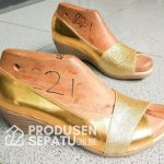 Sepatu Sendal Wedges Warna Gold