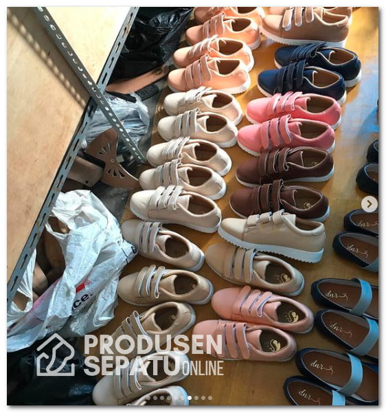 Aneka Sneakers Wanita Siap Produksi