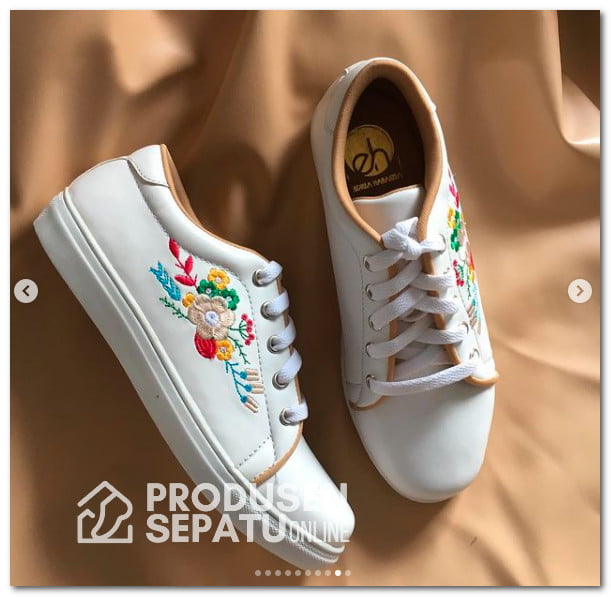 Sneakers Bordir Wanita