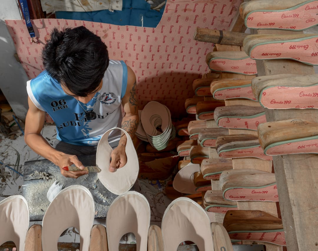 pengrajin sepatu sandal wanita